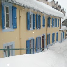 Chalet Les Cailloux under snow